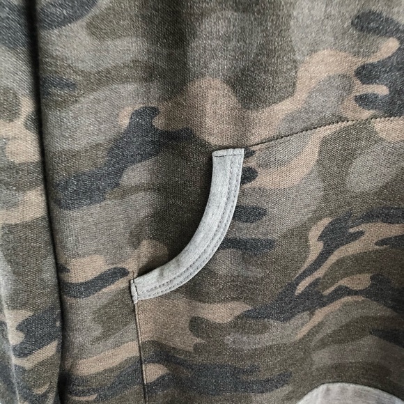 Half-Zip Camouflage Sweatshirt - Picture 8 of 9